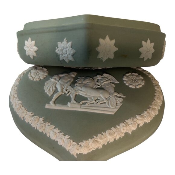 Vintage Wedgwood Jasperware Sage Green Trinket Box Heart Shape 5 inch England - Picture 6 of 13